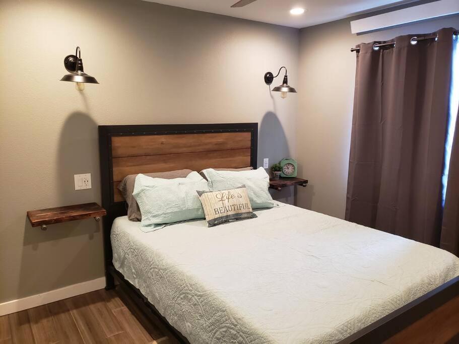 Lake Front Condo 1Bd - Fully Remodeled! Дилън Екстериор снимка